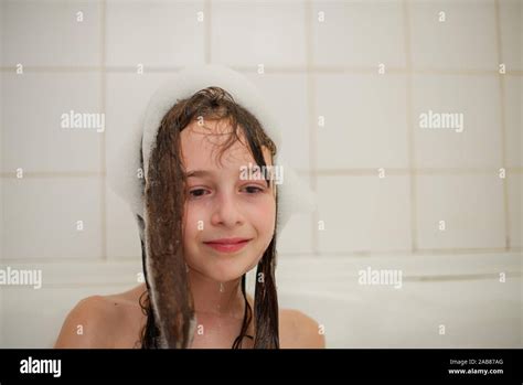 How a young girl take a bath in bathroom. Watch this video you。